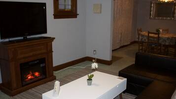 Smart TV, caminetto, lettore DVD