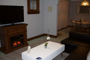 Smart-tv, een open haard en een dvd-speler