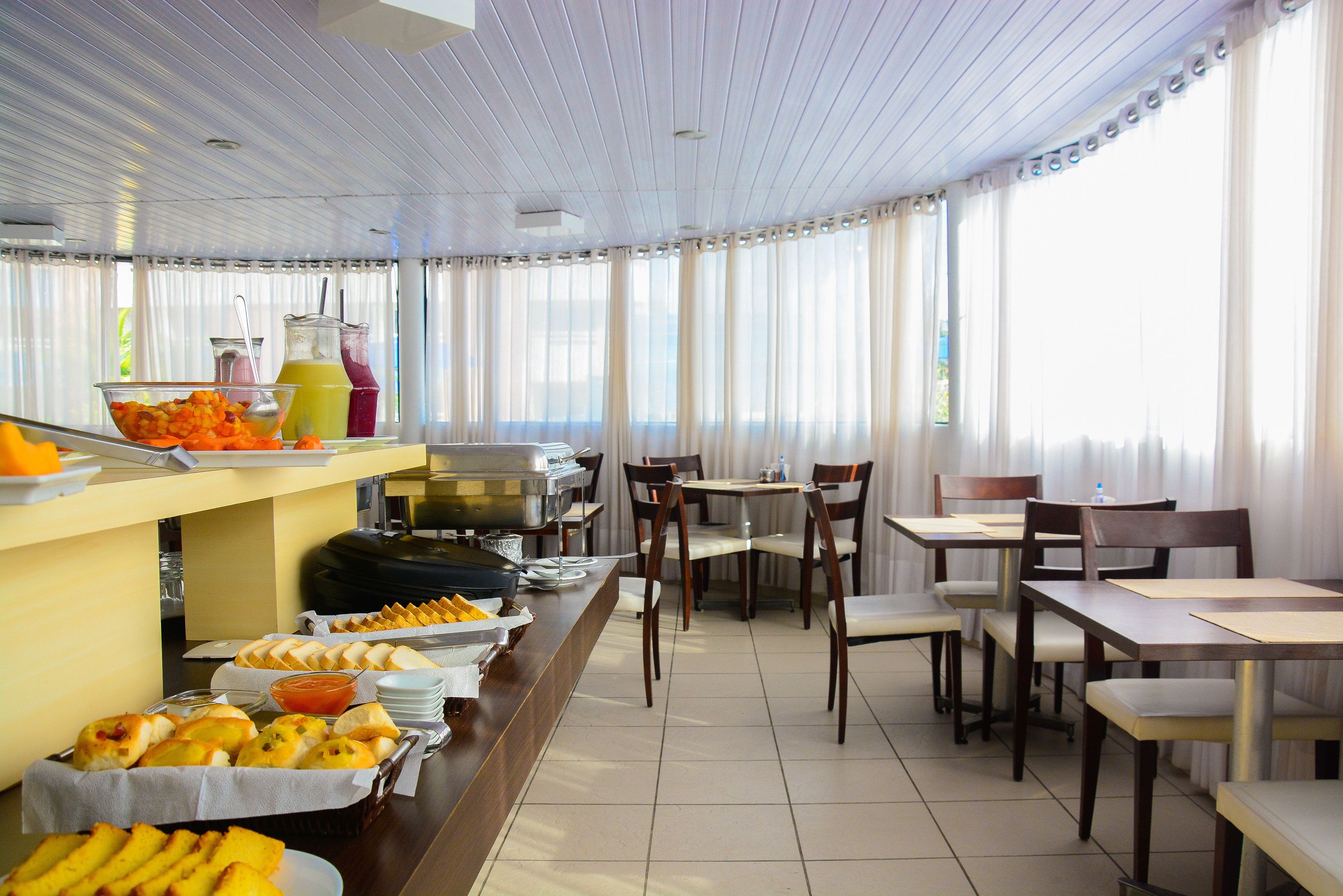 Café da manhã com buffet grátis todos os dias