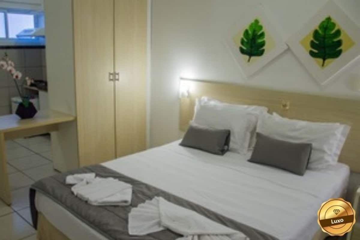 Minibar, coffres-forts dans les chambres, bureau, rideaux occultants