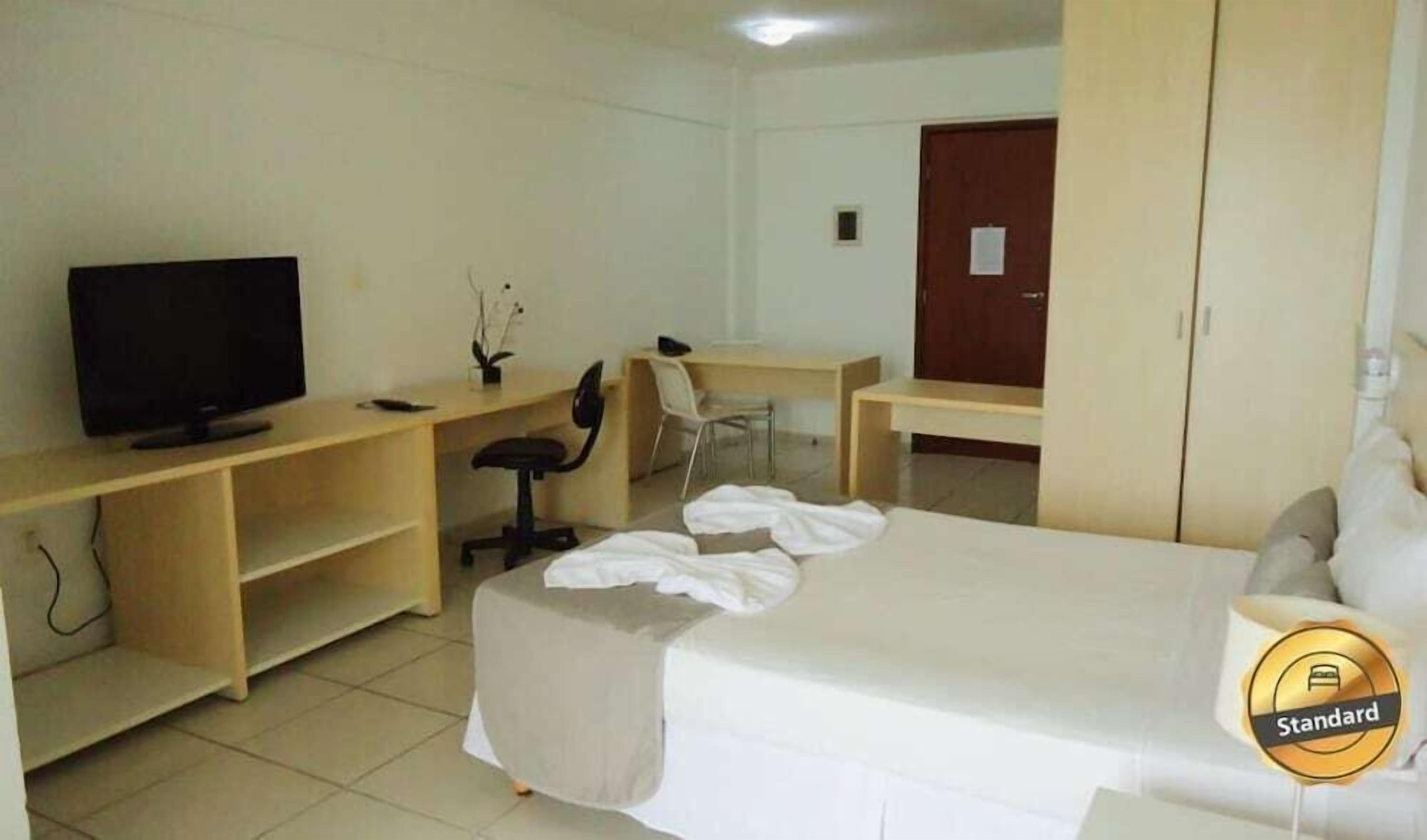Minibar, caja de seguridad en la habitación y escritorio 