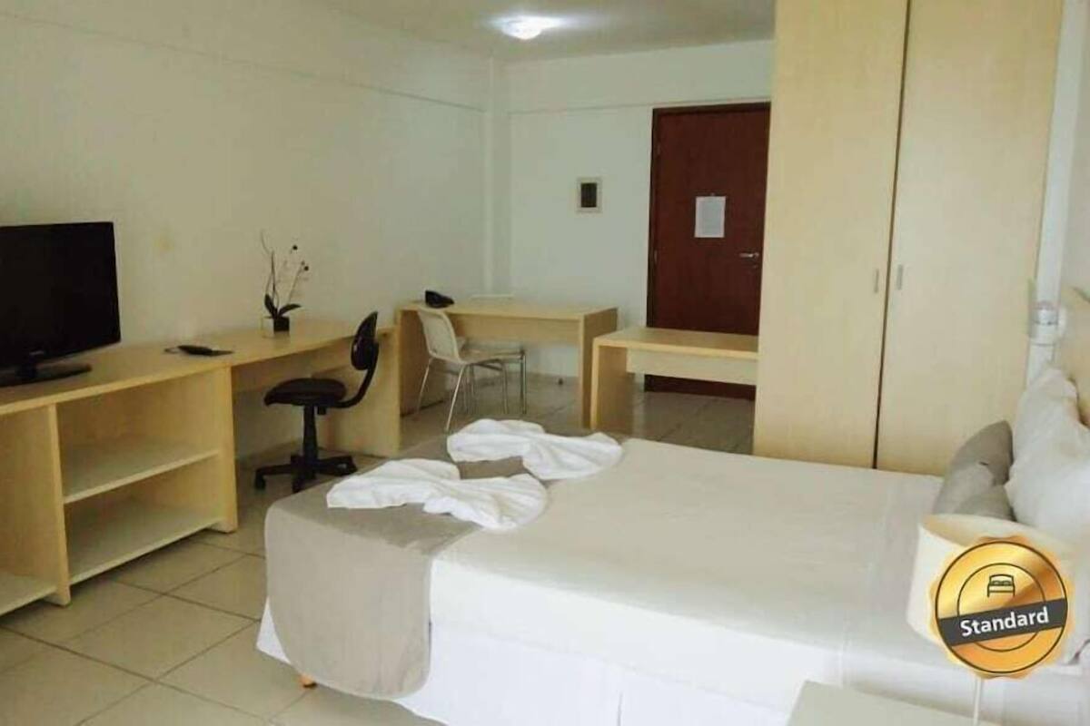 Minibar, caja de seguridad en la habitación y escritorio