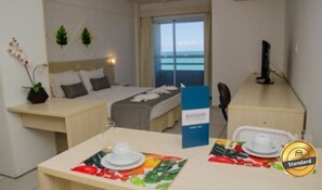 Minibar, in-room safe, desk, blackout curtains - Terrazzo Flat Hotel JD (Natal)