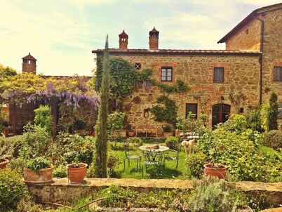 Charming Tuscany Villa with magical Garden, shared pool,  Chianti Area 