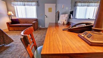 Skrivebord, arbejdsområde til bærbare computere, Wi-Fi, sengetøj