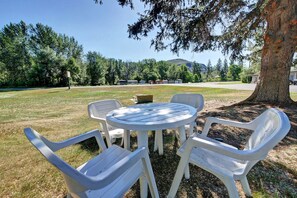 Courtyard - Idle A While (Twisp)