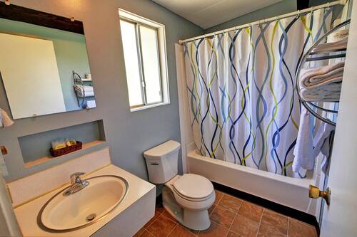 Classic Double Room, 1 Bedroom, Non Smoking, Refrigerator & Microwave | Bathroom | Combined shower/tub, free toiletries, hair dryer, towels
