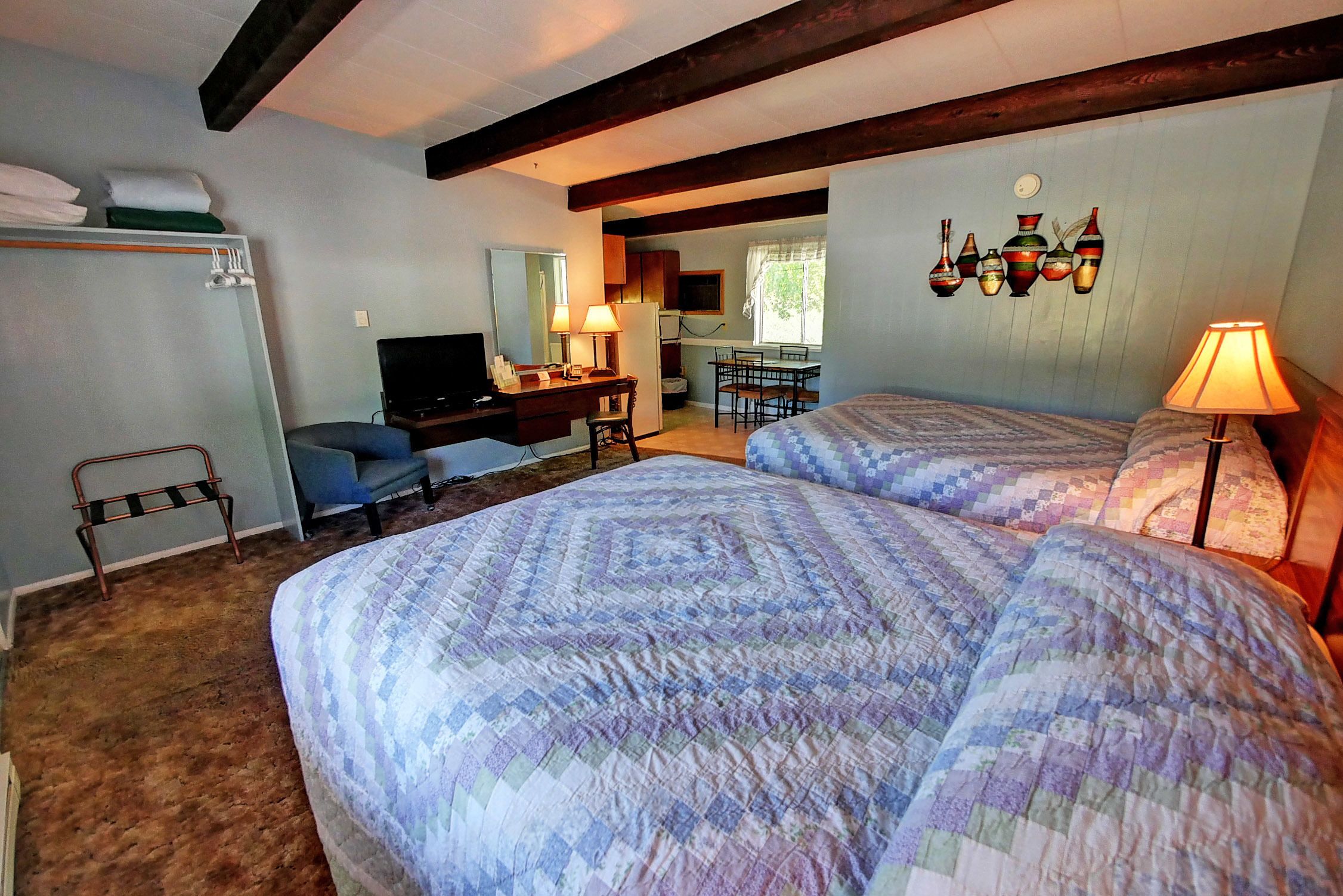 Meja kerja, ruang kerja ramah laptop, Wi-Fi, dan seprai linen