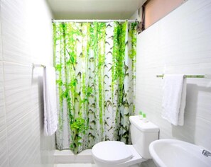 Quarto standard, 1 cama de casal, para não fumantes, suíte | Banheiro | Chuveiro, produtos de toalete grátis, toalhas de banho, sabonete