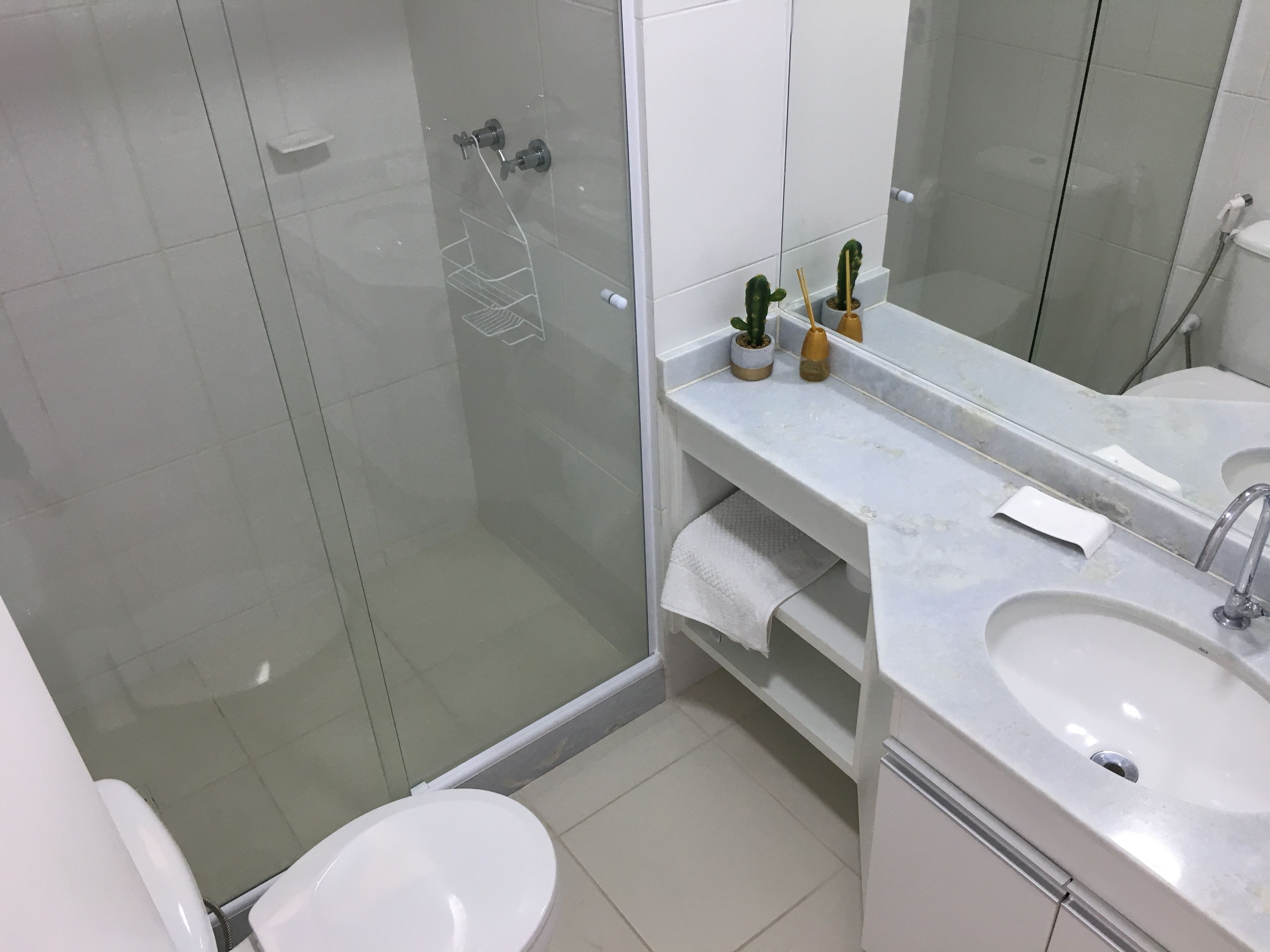 club studio suite, 1 bedroom, pool view, mountainside | bathroom | shower, rainfall showerhead, free toiletries, hair dryer