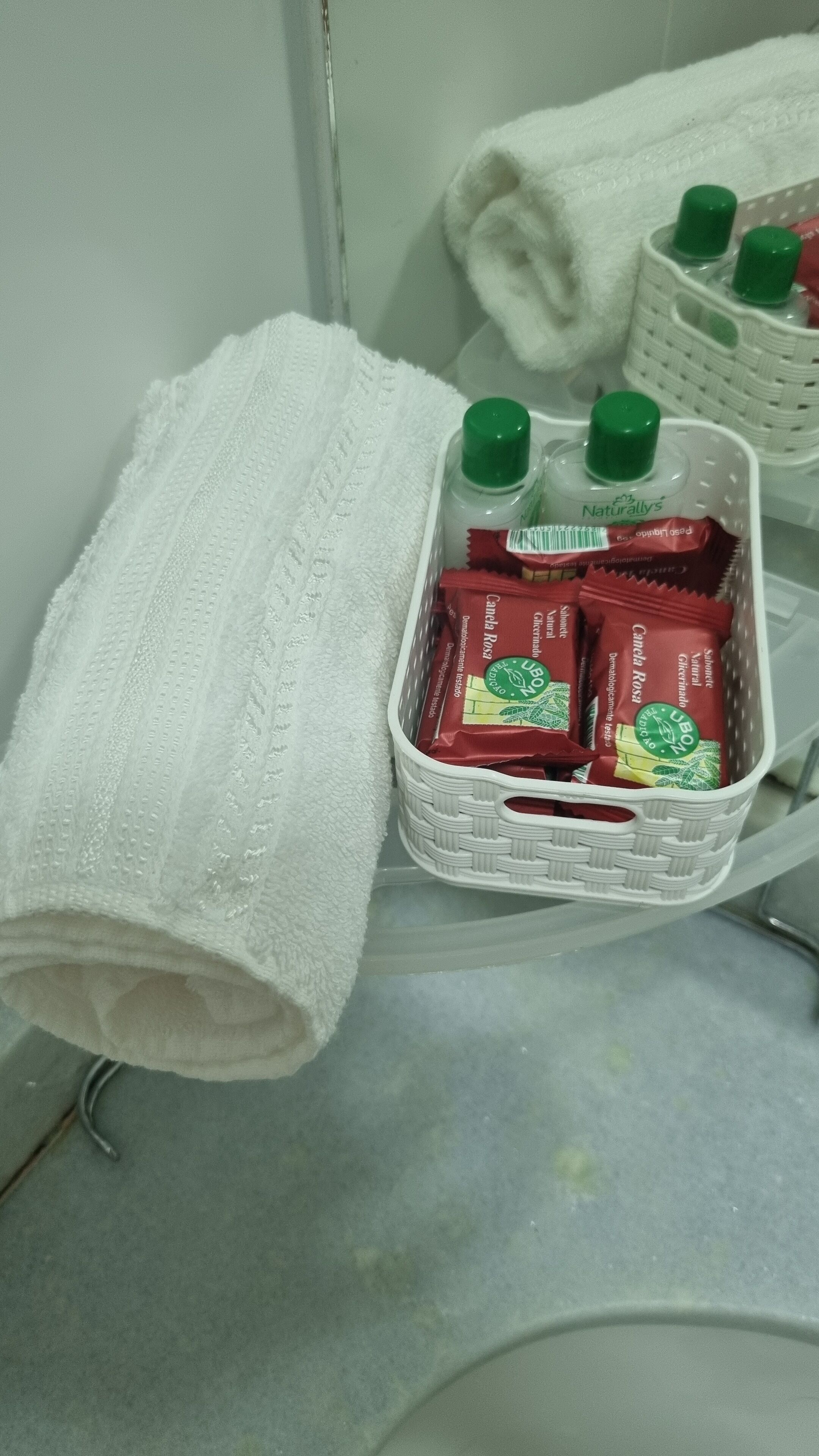 shower, rainfall showerhead, free toiletries, hair dryer