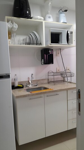Apartamento | Cozinha privada | Geladeira, micro-ondas, cooktop, cafeteira/chaleira