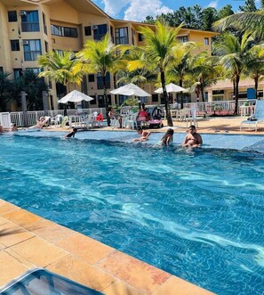 Apartamento | Piscina | 3 piscinas externas, guarda-sóis, espreguiçadeiras