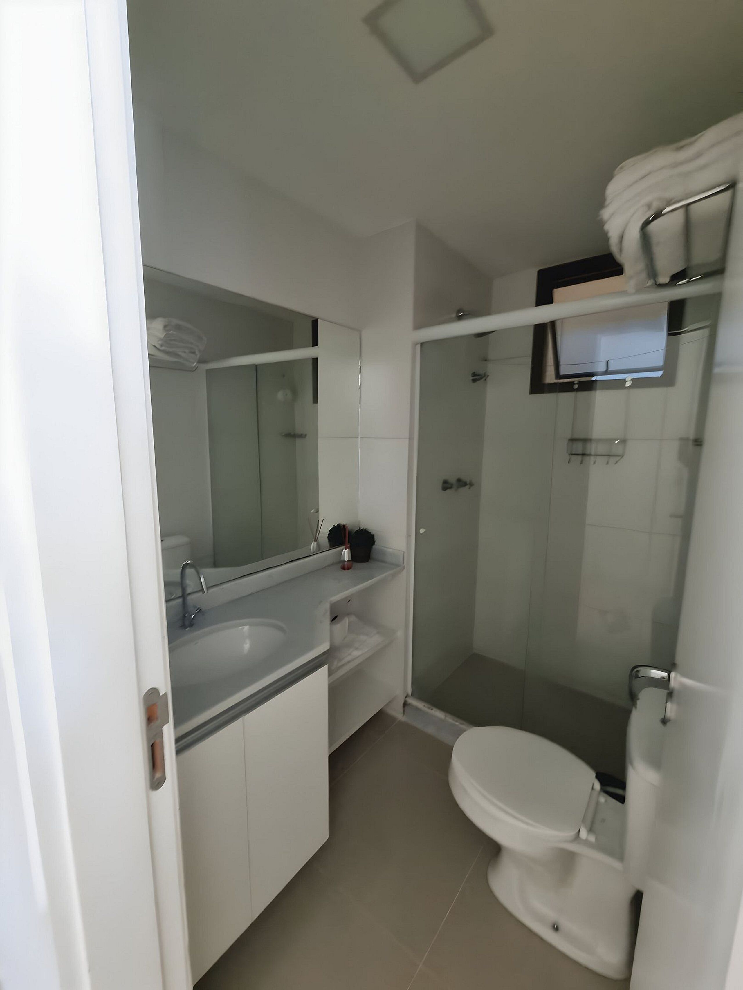 Apartamento | Banheiro | Chuveiro, chuveiro com efeito de chuva, produtos de toalete grátis 