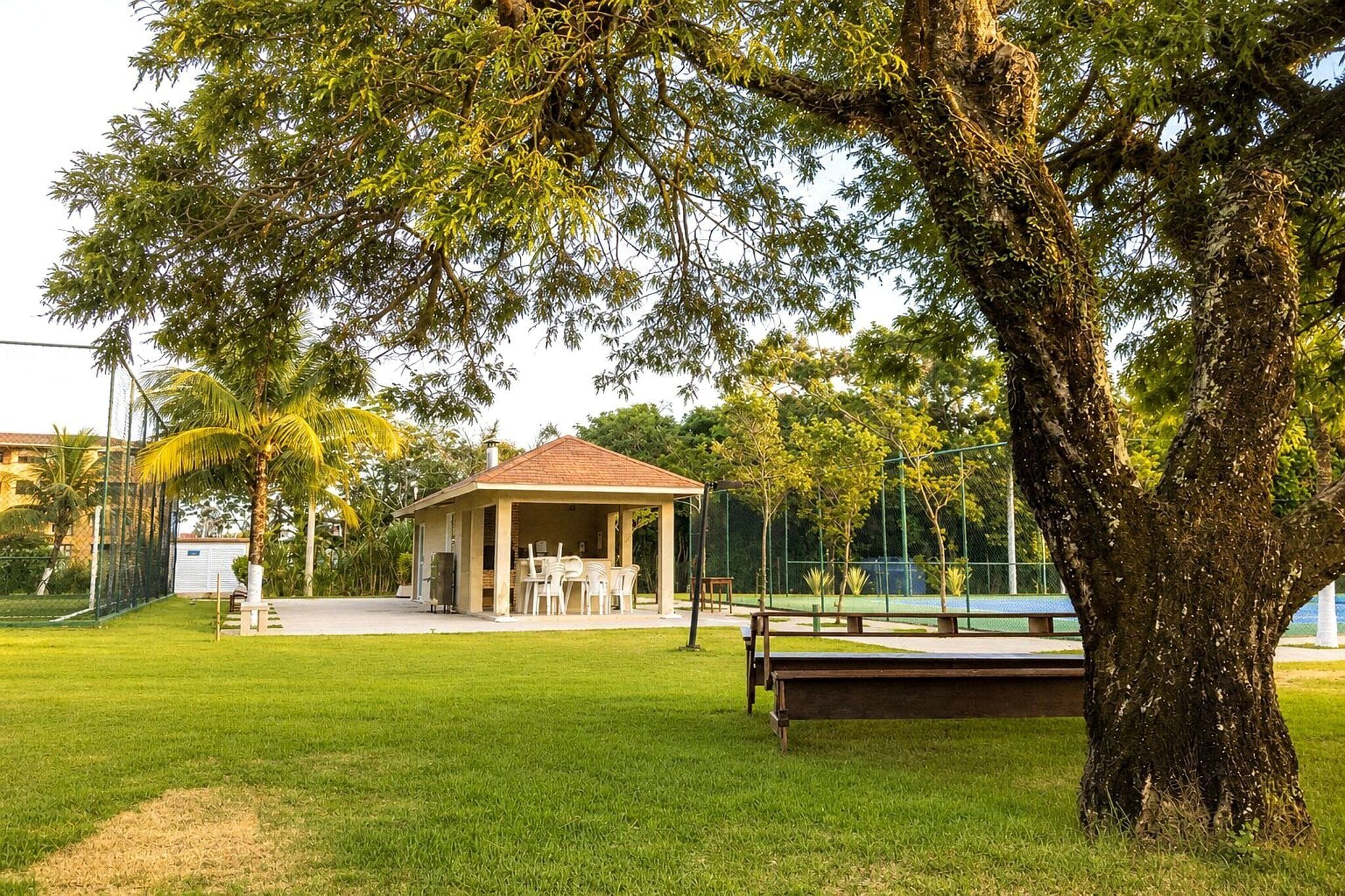 Ein Park mit einem Gazebo, einem Tennisplatz und einem Billardtisch.