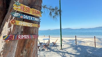 Departamento básico | Playa | Playa en los alrededores y bar en la playa