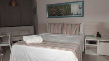 Căn hộ | Bộ đồ giường cao cấp, trang trí khác biệt, bàn, màn/rèm cản sáng