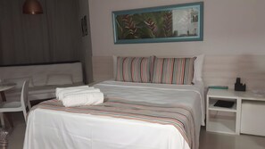 Apartemen | Seprai premium, didekorasi berbeda-beda, dan meja kerja