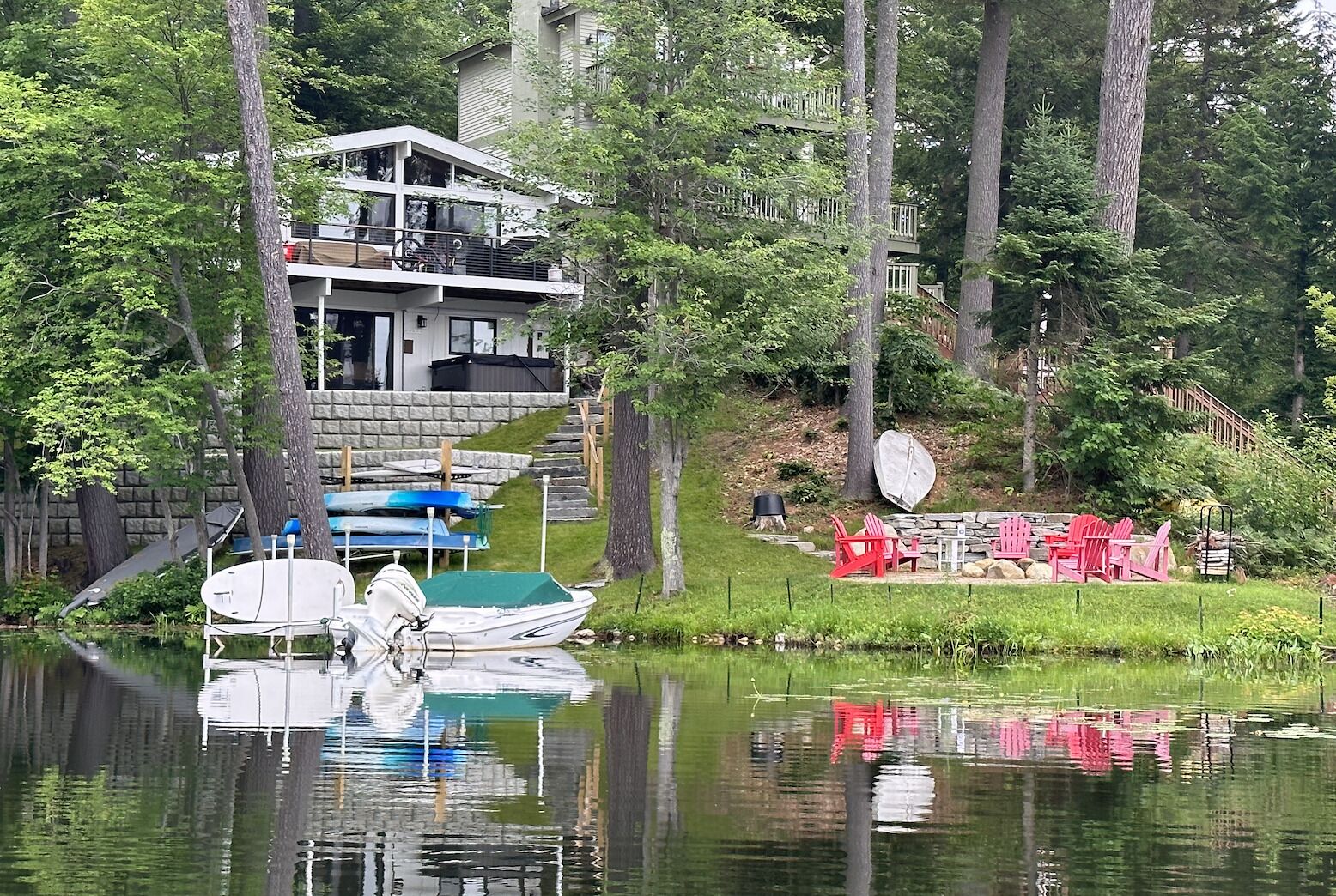 Fall Foliage Season on the lake - great for 2 families or 3 couples