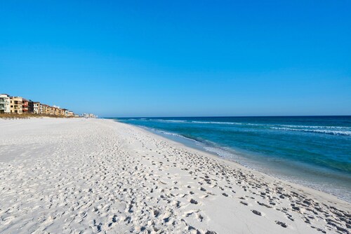 Walk to the Beach, pool, great location military/first responder discount 13B