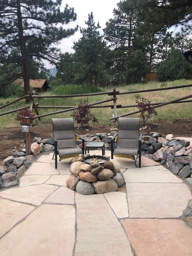 Experience a Charming Renovated 1921 Cabin. 5 minute walk to downtown, Lic #3119