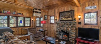 Experience a Charming Renovated 1921 Cabin. 5 minute walk to downtown, Lic #3119