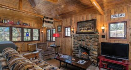 Experience a Charming Renovated 1921 Cabin. 5 minute walk to downtown, Lic #3119