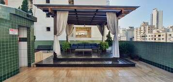 Una piscina techada, sillones reclinables de piscina