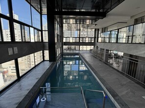 Indoor pool, pool loungers - Hotel das Américas (Balneário Camboriú)