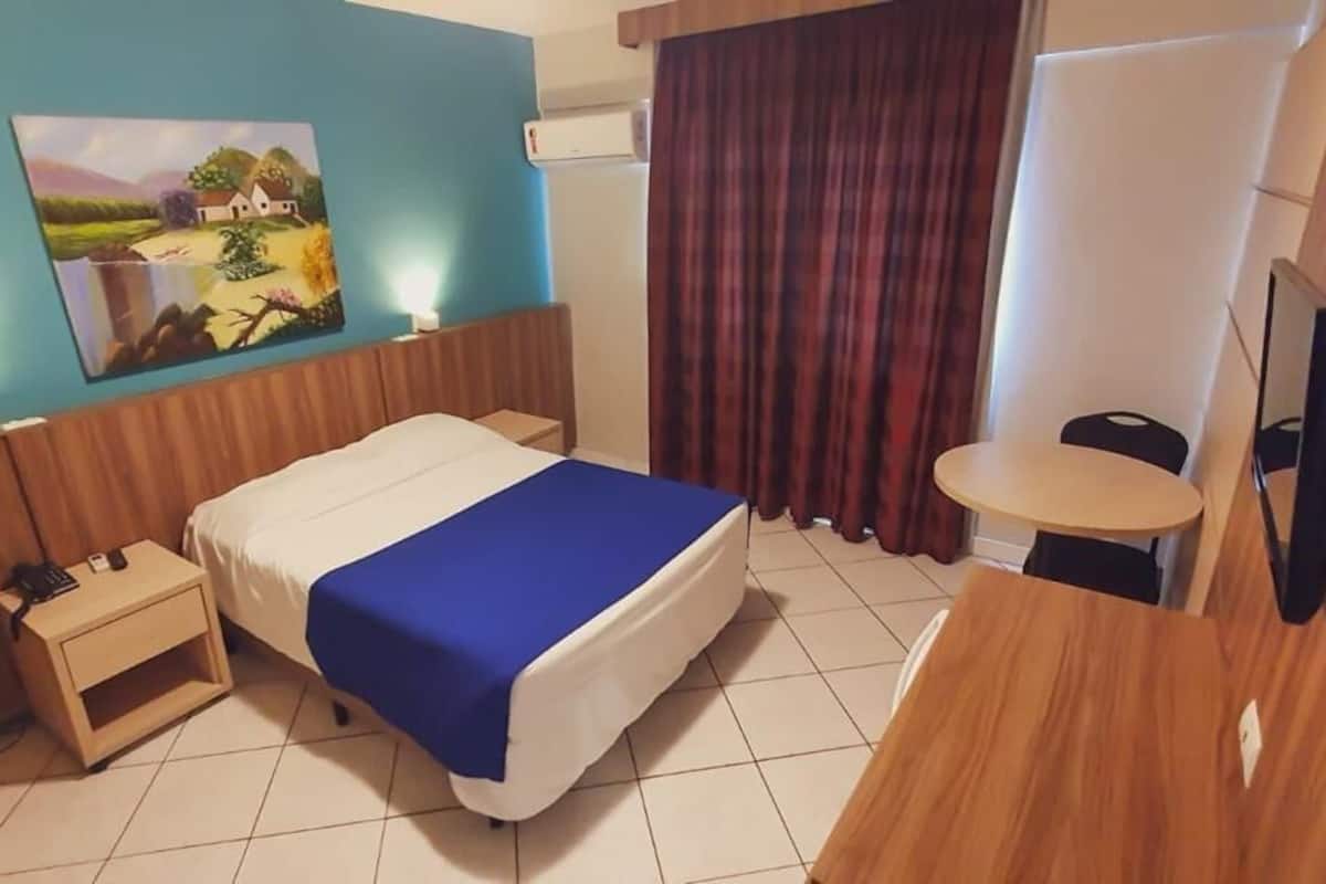 Minibar, escritorio, wifi gratis y ropa de cama