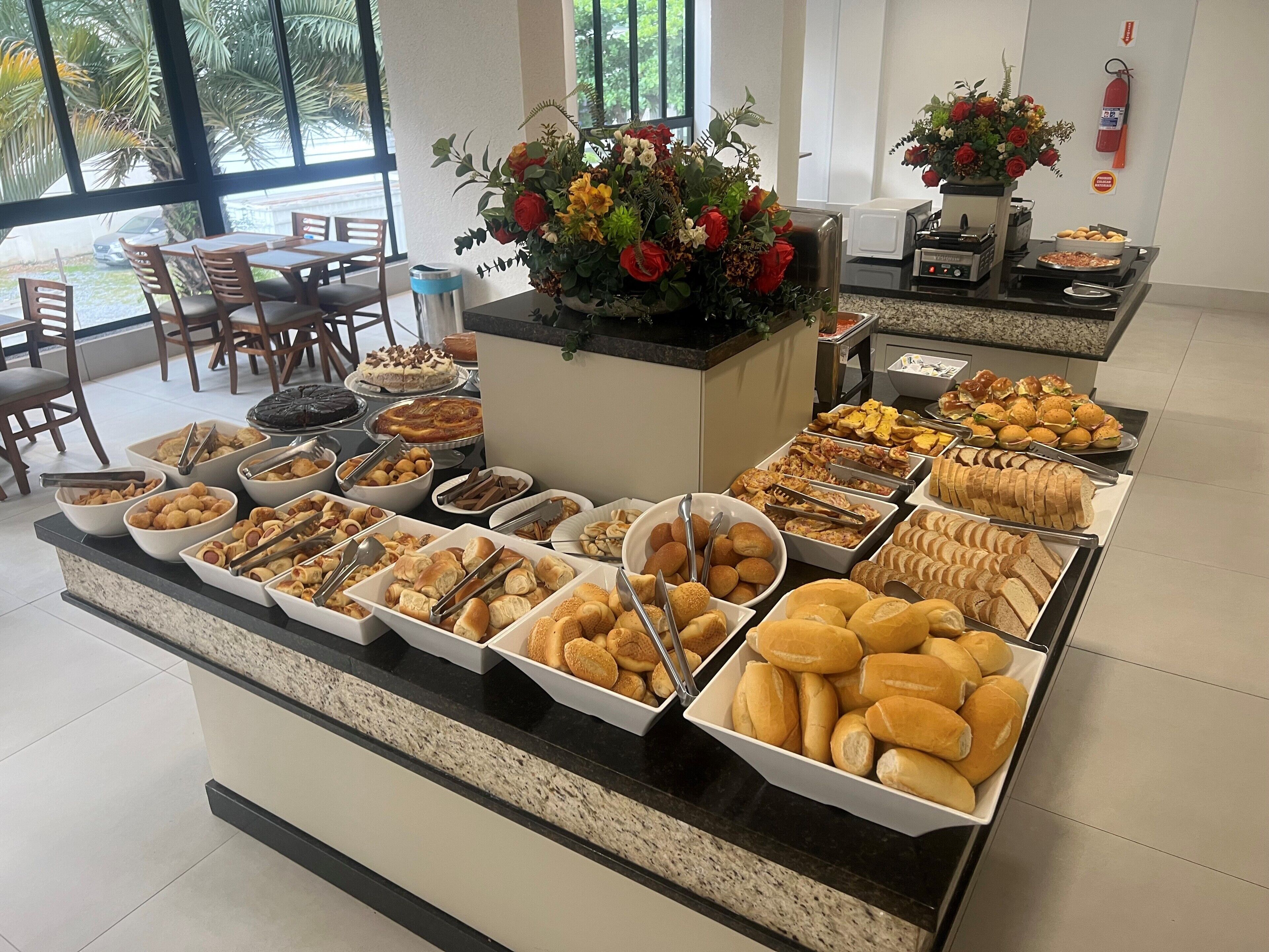 Sudah termasuk sarapan prasmanan setiap hari