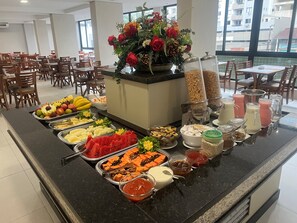 Free daily buffet breakfast - Hotel das Américas (Balneário Camboriú)