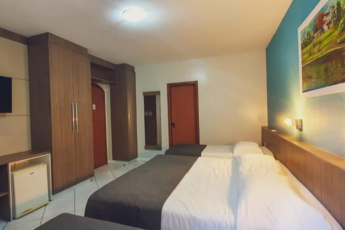 Minibar, escritorio, wifi gratis y ropa de cama