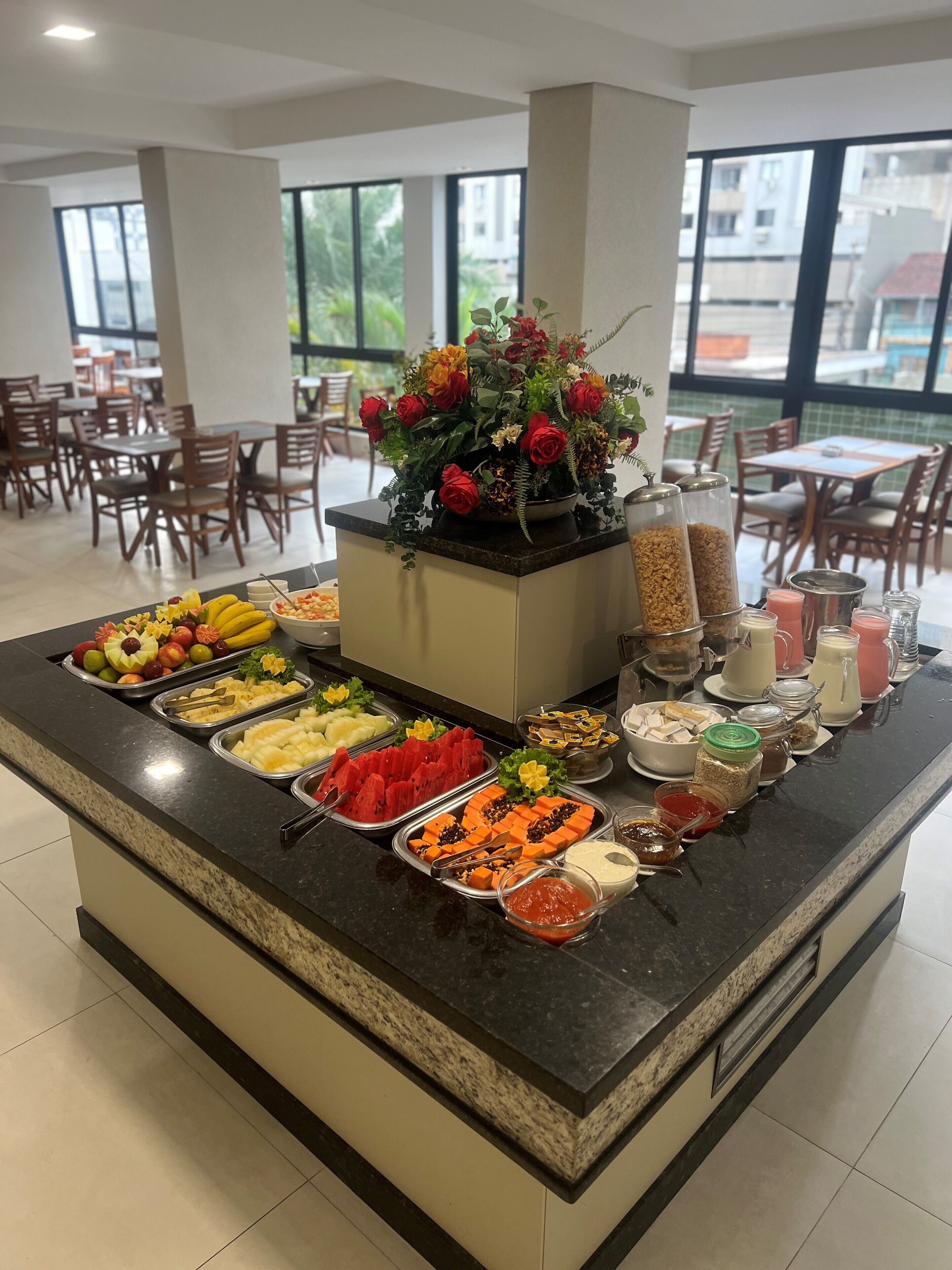 Ein reichhaltiges Buffet mit verschiedenen Speisen und einem floralen Mittelstück.