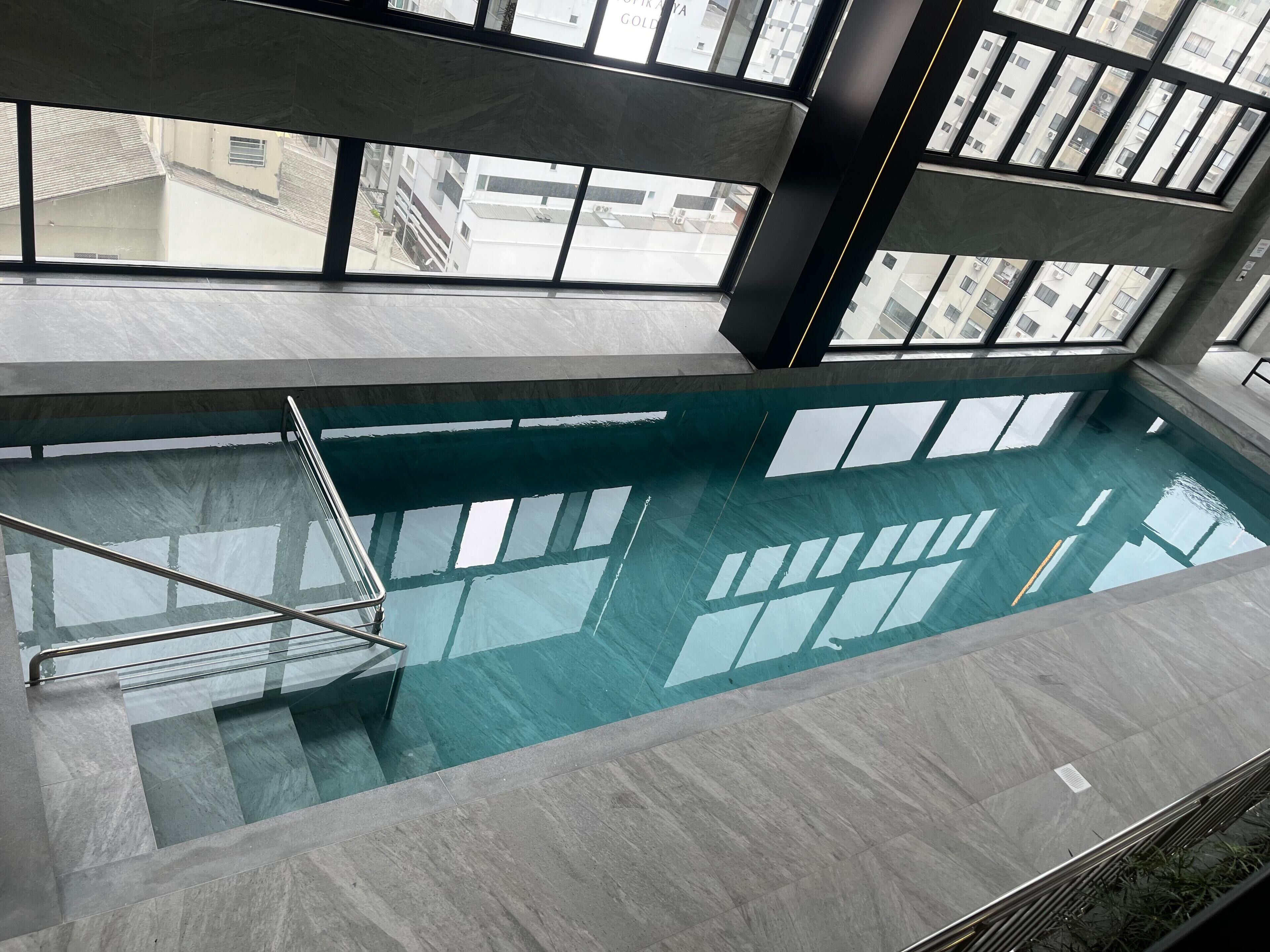 Kolam renang indoor, dengan kursi berjemur