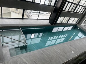 Innendørsbasseng og solsenger