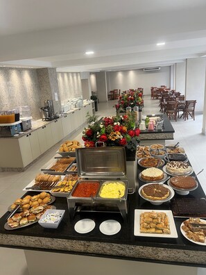 Café da manhã com buffet grátis todos os dias