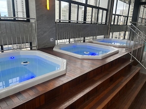 Indoor pool, pool loungers - Hotel das Américas (Balneário Camboriú)