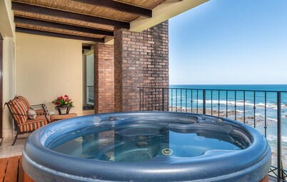 OCEANFRONT STUNNING PENTHOUSE - UNMATCHED VIEWS & COMFORT - 2 LEVELS OF ELEGANCE
