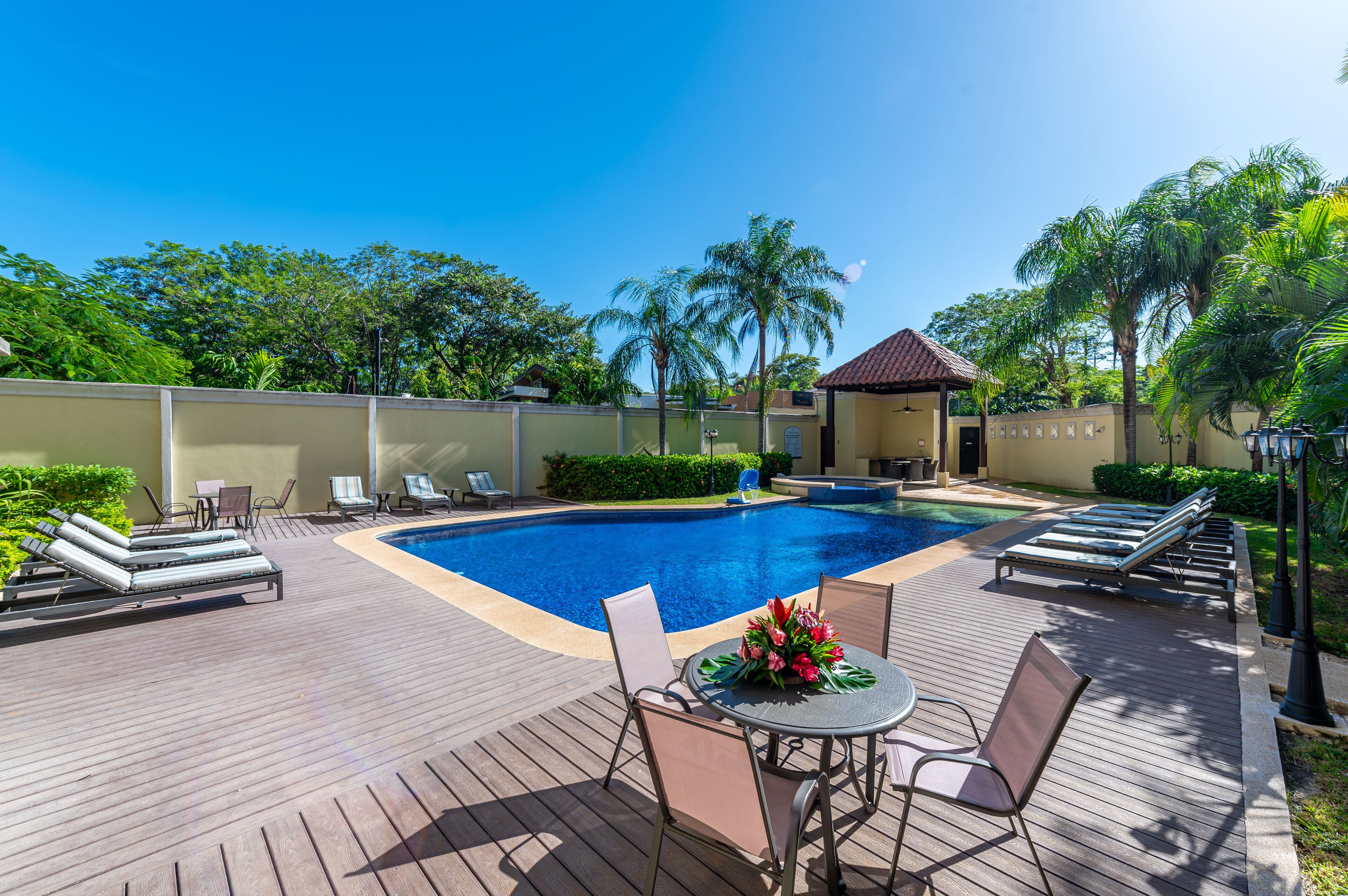 Una piscina al aire libre