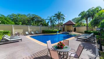 Una piscina al aire libre
