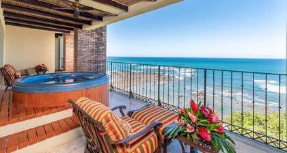 OCEANFRONT PENTHOUSE,STUNNING EXQUISITELY MAINTAINED,AMAZING SUNSETS, HOT TUB