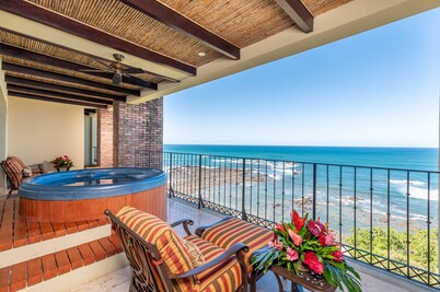 OCEANFRONT PENTHOUSE,STUNNING EXQUISITELY MAINTAINED,AMAZING SUNSETS, HOT TUB