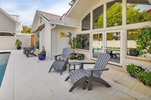 Terrace/patio - GOOD TIDES - Steps from East Beach AND has a large private pool! (Saint Simons Island)