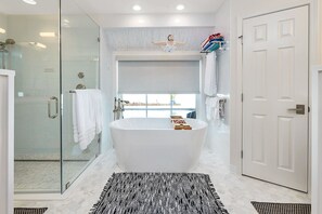 Bathtub, hair dryer, towels - GOOD TIDES - Steps from East Beach AND has a large private pool! (Saint Simons Island)