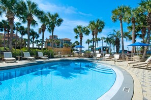 Alberca al aire libre y alberca climatizada