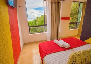 Minibaari, tallelokero huoneessa, vuodevaatteet