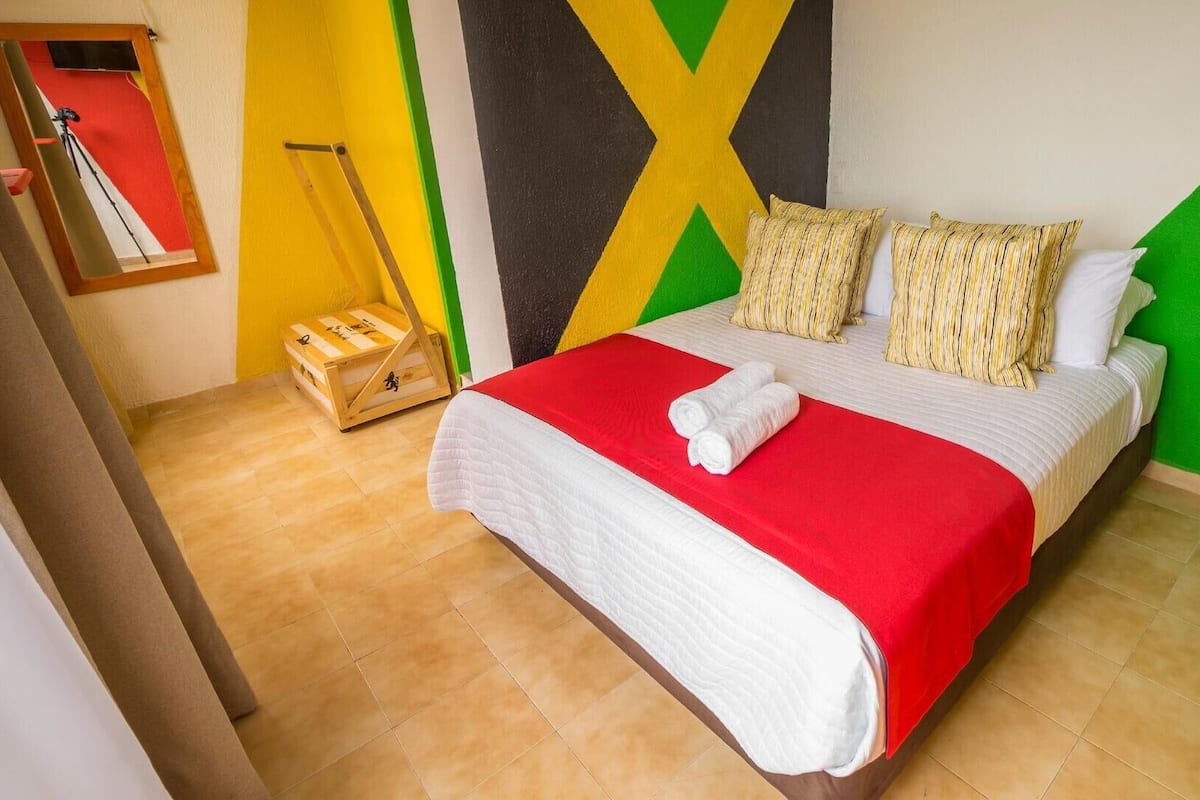 Minibar, caja de seguridad en la habitación y ropa de cama