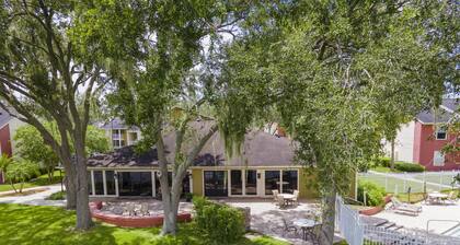 Water Front - 1 bedroom with den and 1 bathroom