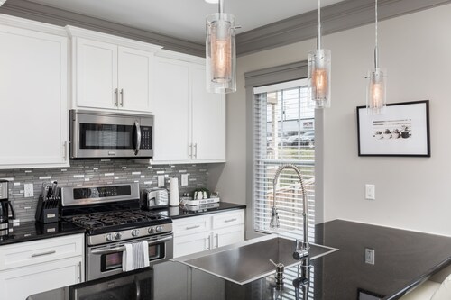 3 King Bedrooms each with private bath, Beautiful Townhouse Minutes to Downtown 